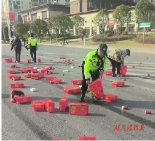 道縣：飲料不慎灑落一地 交警暖心幫助撿拾