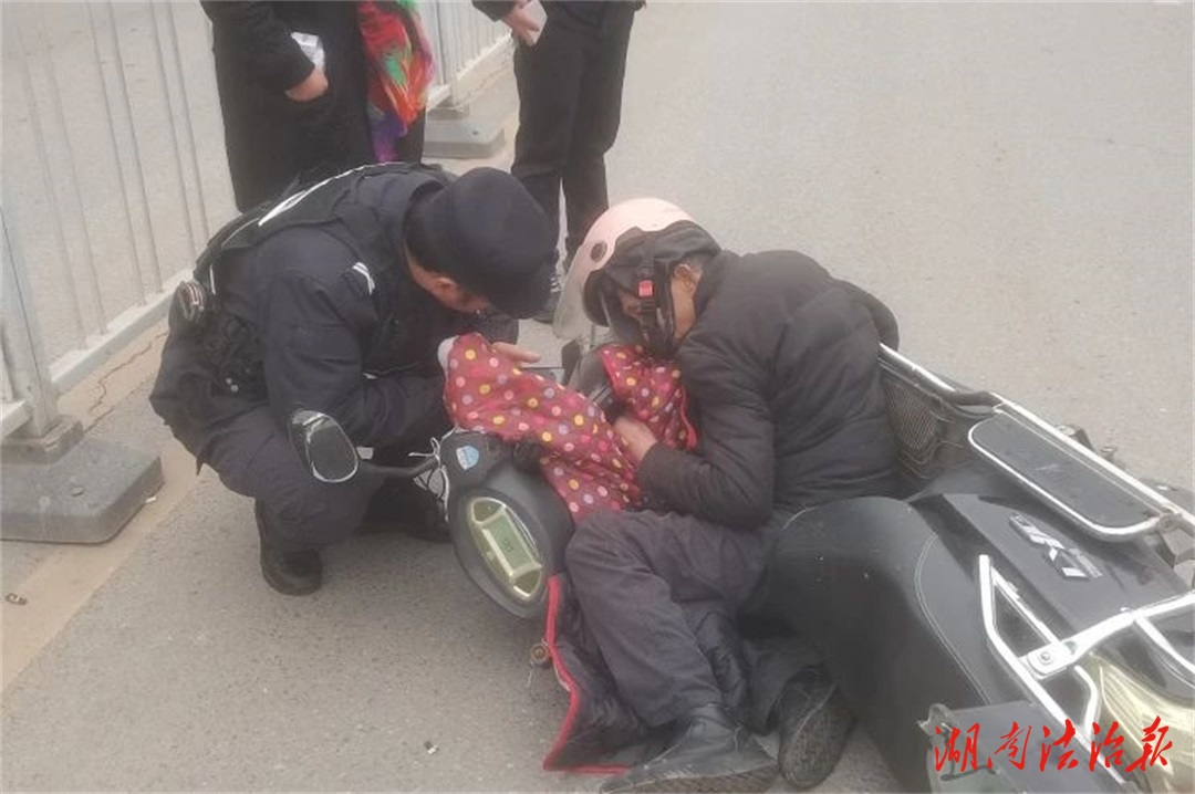 暖心！駕乘摩托車不慎摔倒 特警“警”急救助