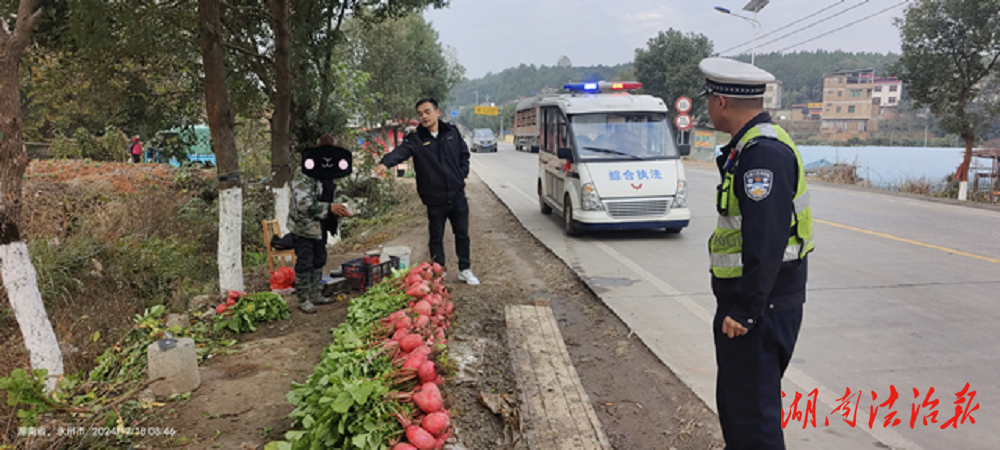 道縣：國道旁擺攤賣蘿卜 交警勸離保安全