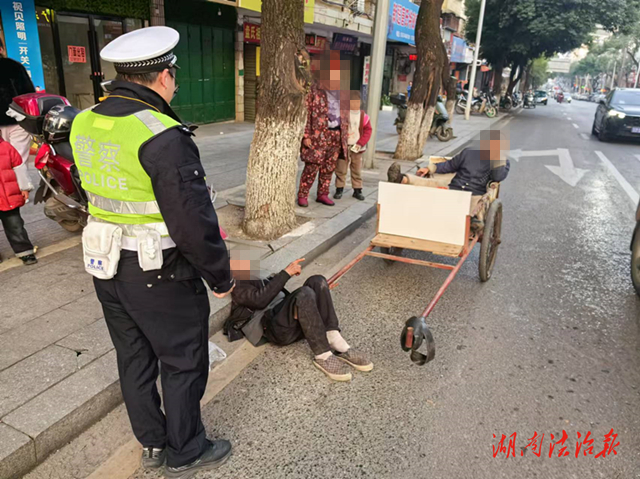 道縣：男子醉酒躺街頭 交警救助護(hù)安全