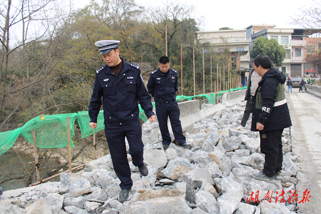 道縣交警檢查施工改造道路交通安全