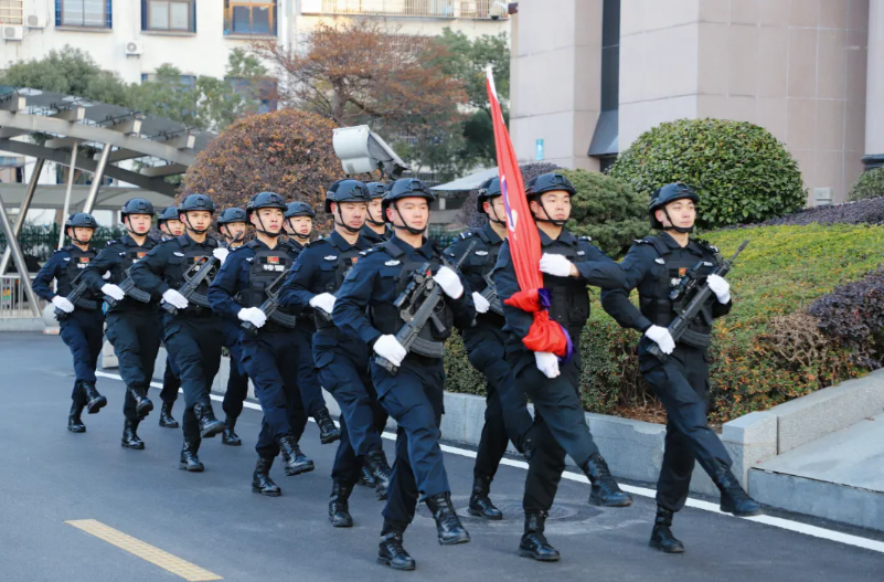 擎旗奮進 勇?lián)姑狸柺泄簿峙e行慶祝中國人民警察節(jié)升警旗儀式