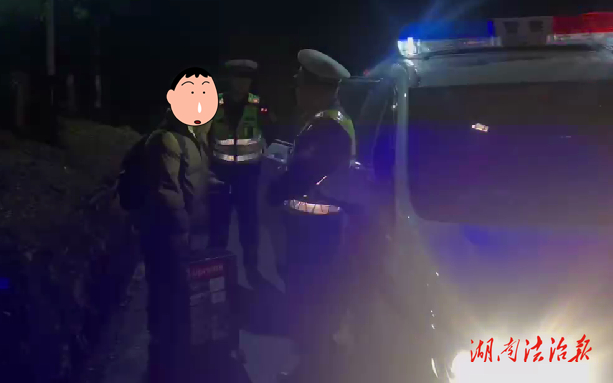 道縣：學(xué)生夜晚返家下錯站 交警駕車暖心送回家