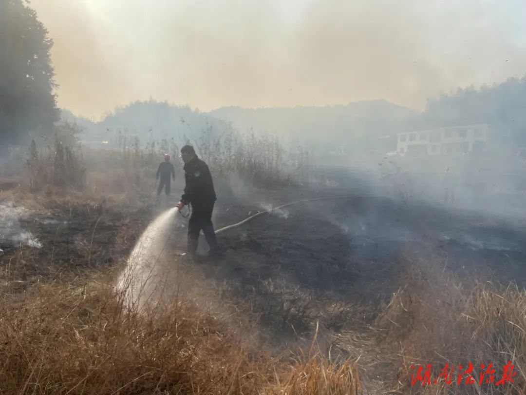 農(nóng)田起火，蜀黍們駕駛消防車趕到了