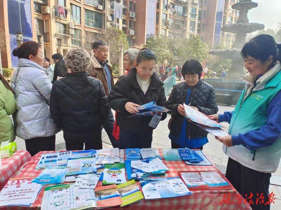 荷塘區(qū)桂花街道開展禁毒宣傳進小區(qū)     平安無毒“迎新春”