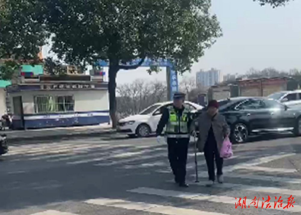 道縣交警攙扶老人過馬路 平凡舉動(dòng)暖人心