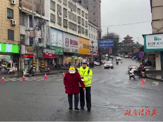 道縣：交警攙扶老人過馬路 小小舉動(dòng)暖民心