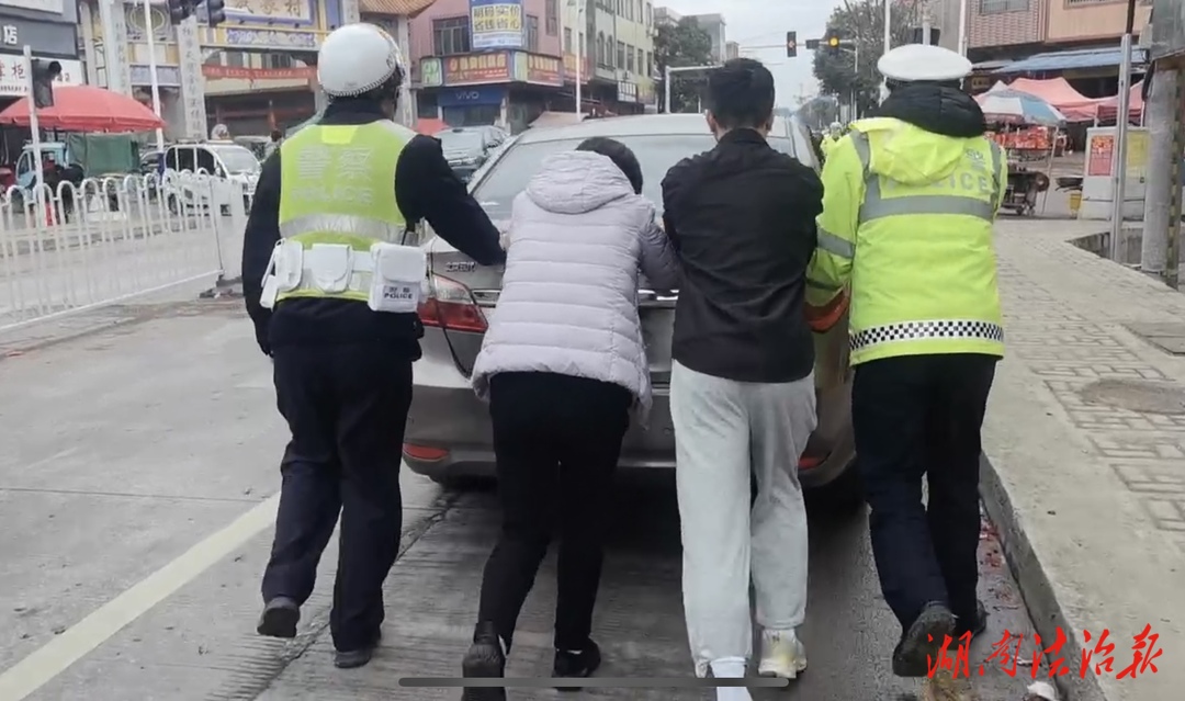 藍(lán)山公安：車(chē)輛半路“拋錨” 民警暖心相助秒變“推車(chē)俠”