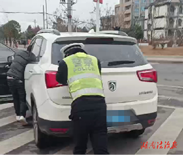 道縣：小車故障路口“趴窩” 交警化身“推車俠”