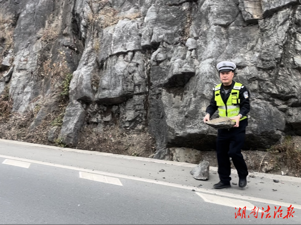 道縣：巡邏中遇落石 交警化身“搬運工”