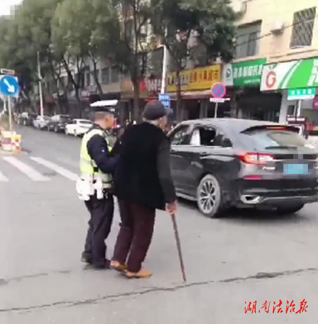 道縣老人蹣跚過馬路 交警暖心護送