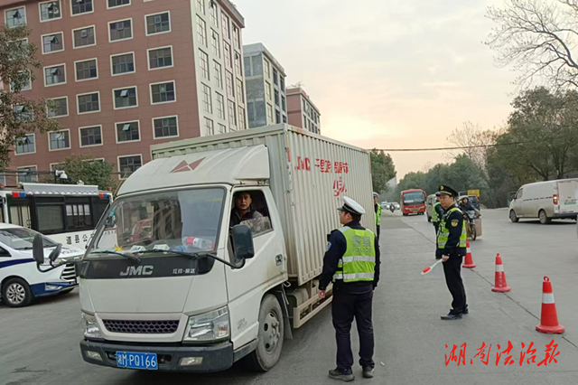 道縣：交警交通聯(lián)合治超  守護(hù)交通安全