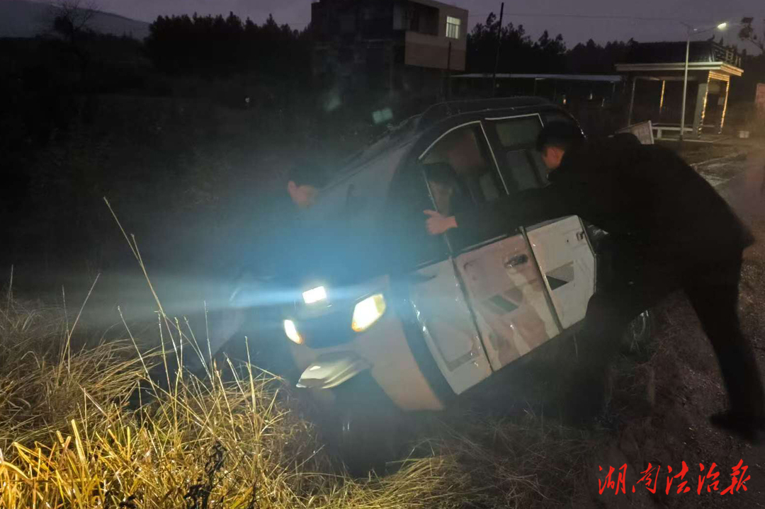 三輪車不慎“卡”路溝 民警暖心救助