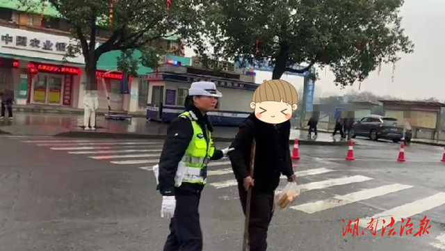 道縣：交警攙扶老人過馬路，平凡舉動暖人心