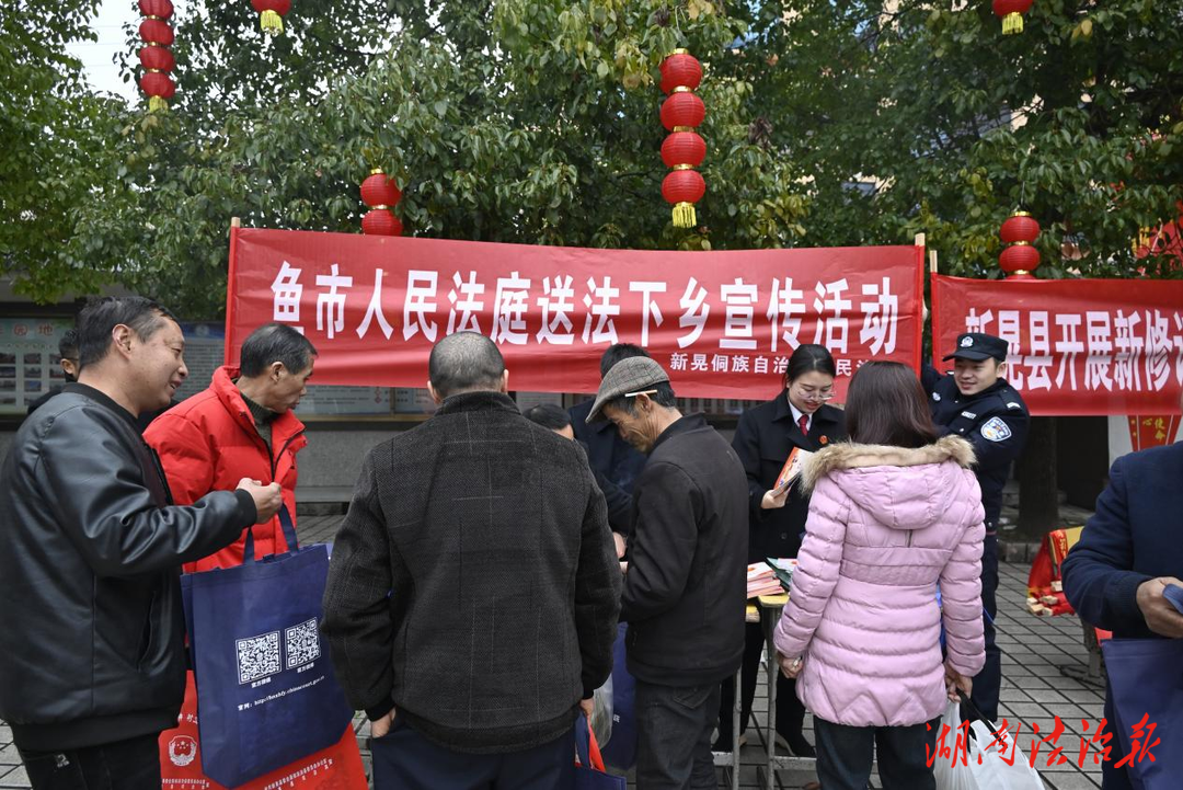新春求職路 法治來(lái)護(hù)航：法院干警走進(jìn)招聘會(huì)開(kāi)展普法宣傳活動(dòng)