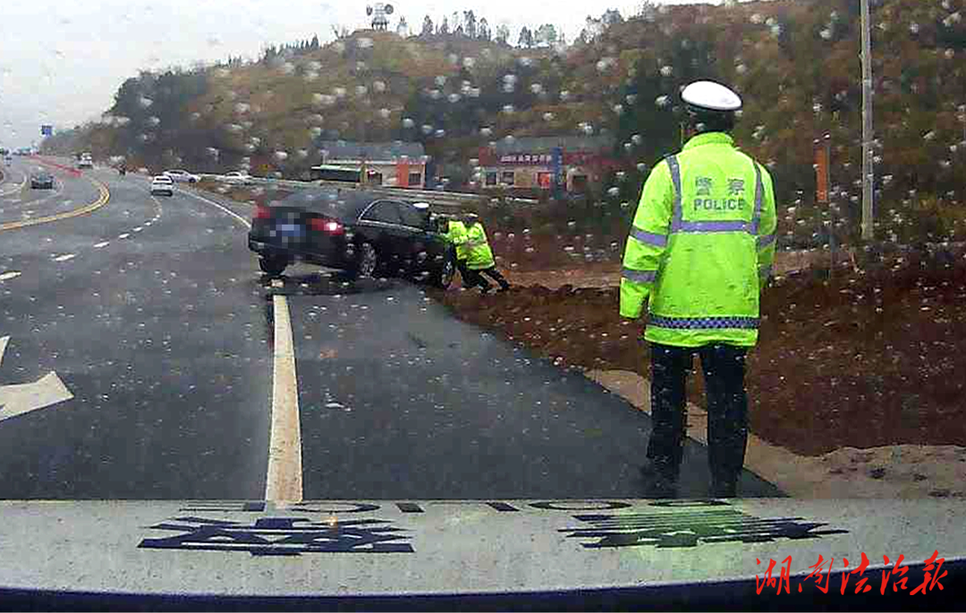 新田交警：雨中推車 溫暖出行路