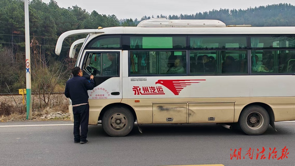文富市派出所民警熱心助老人踏上歸途