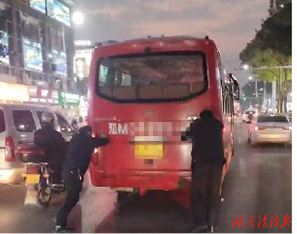 道縣：客車故障路上拋錨 交警暖心推車解困