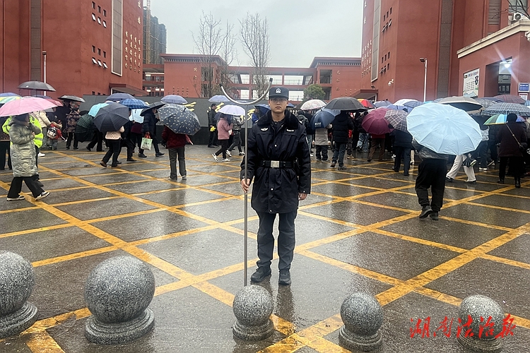 新田公安：雨中“護(hù)學(xué)” 守護(hù)“平安”