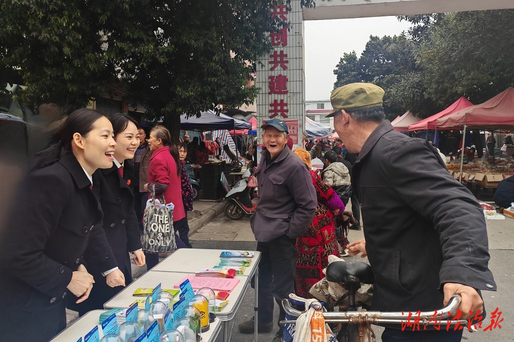 江永法院：普法宣傳進集市，筑牢“防非”安全墻