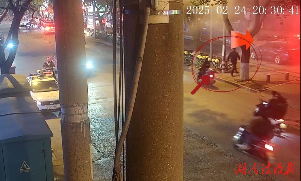 加油站驚現(xiàn)火情 岳塘民警沖進(jìn)加油站撲救