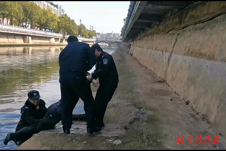新田巡特警跳進(jìn)冰冷河水救起輕生男子
