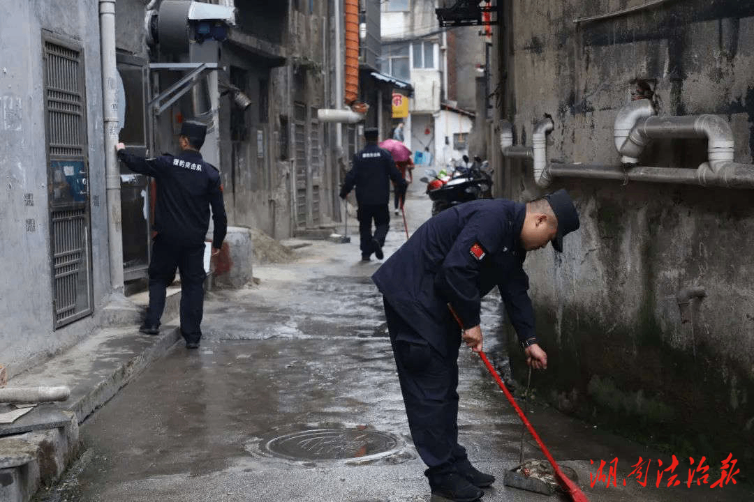 洞口巡特警大隊(duì)：踐行雷鋒精神 爭做服務(wù)先鋒