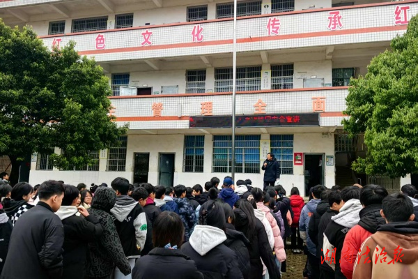 回龍圩：“五老”進(jìn)校園 護(hù)蕾促成長