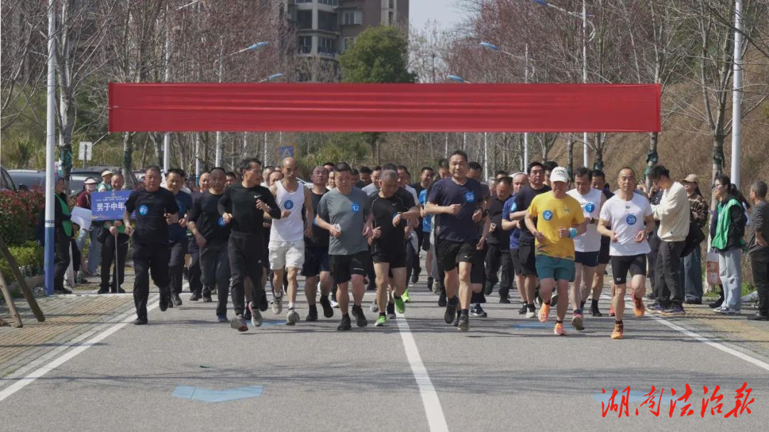 春日礪警魂 奔跑正當時——赫山公安舉行“環(huán)跑梓山湖”體能競賽