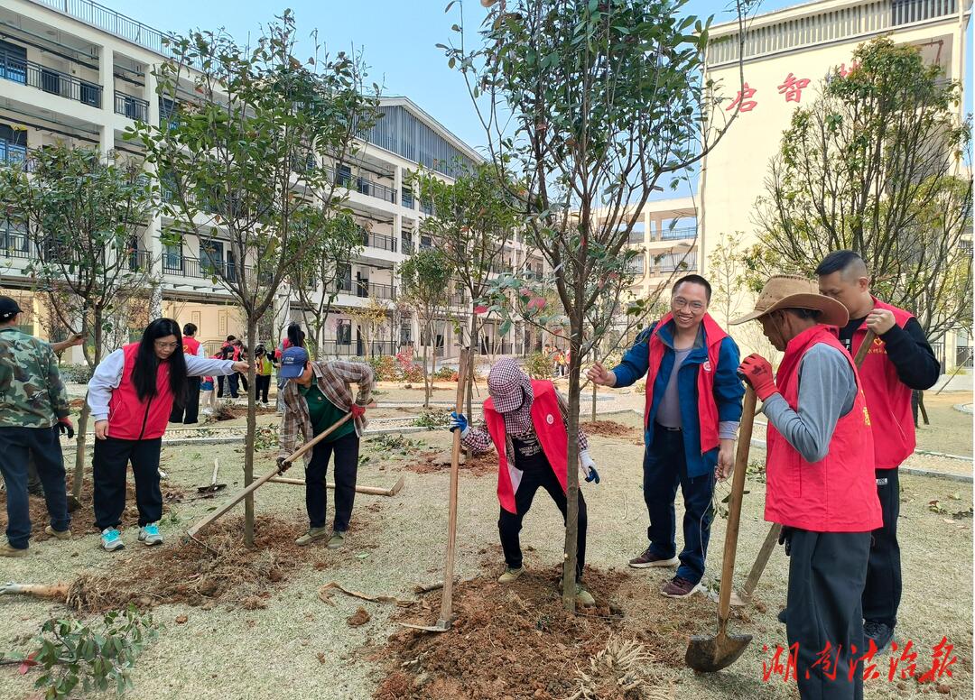 雷鋒精神潤童心 植樹護綠美校園