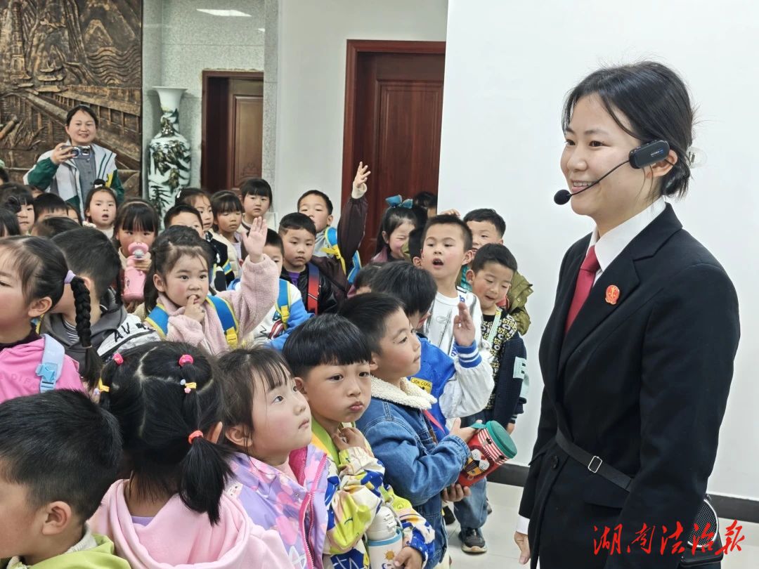 小腳丫走進(jìn)大法庭——武陵源法院開展“法院開放日”法治教育活動(dòng)