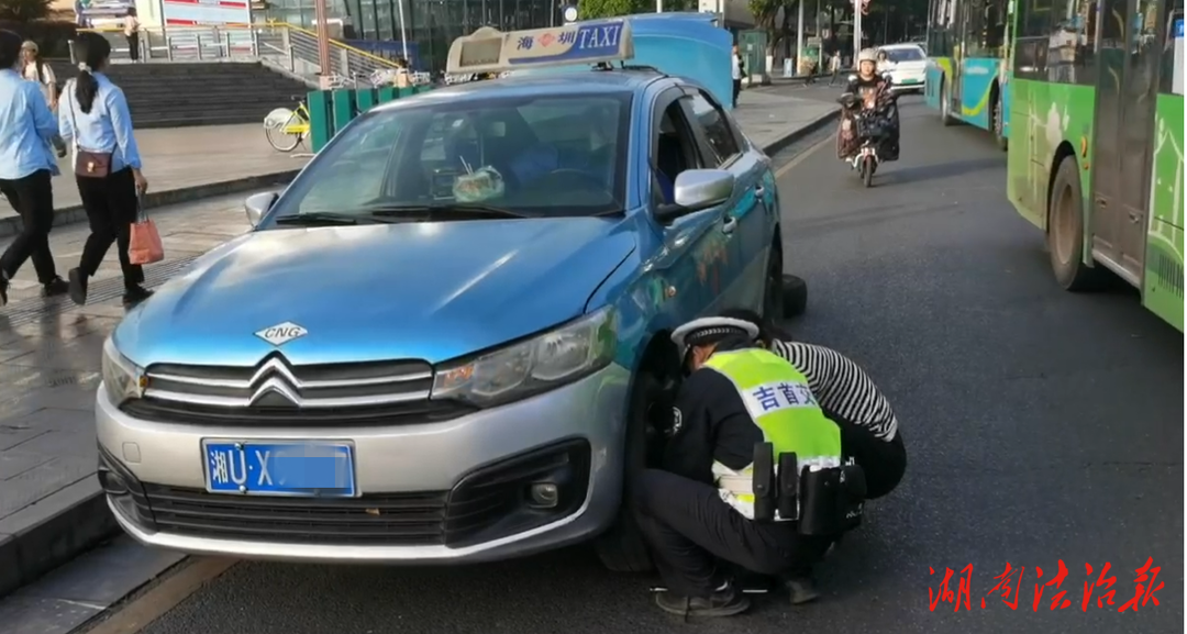 出租車遇“胎患”，交警“補(bǔ)位”解困
