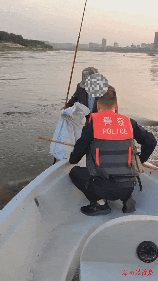 桃源一“釣魚(yú)佬”被困江心，水上所極速救援