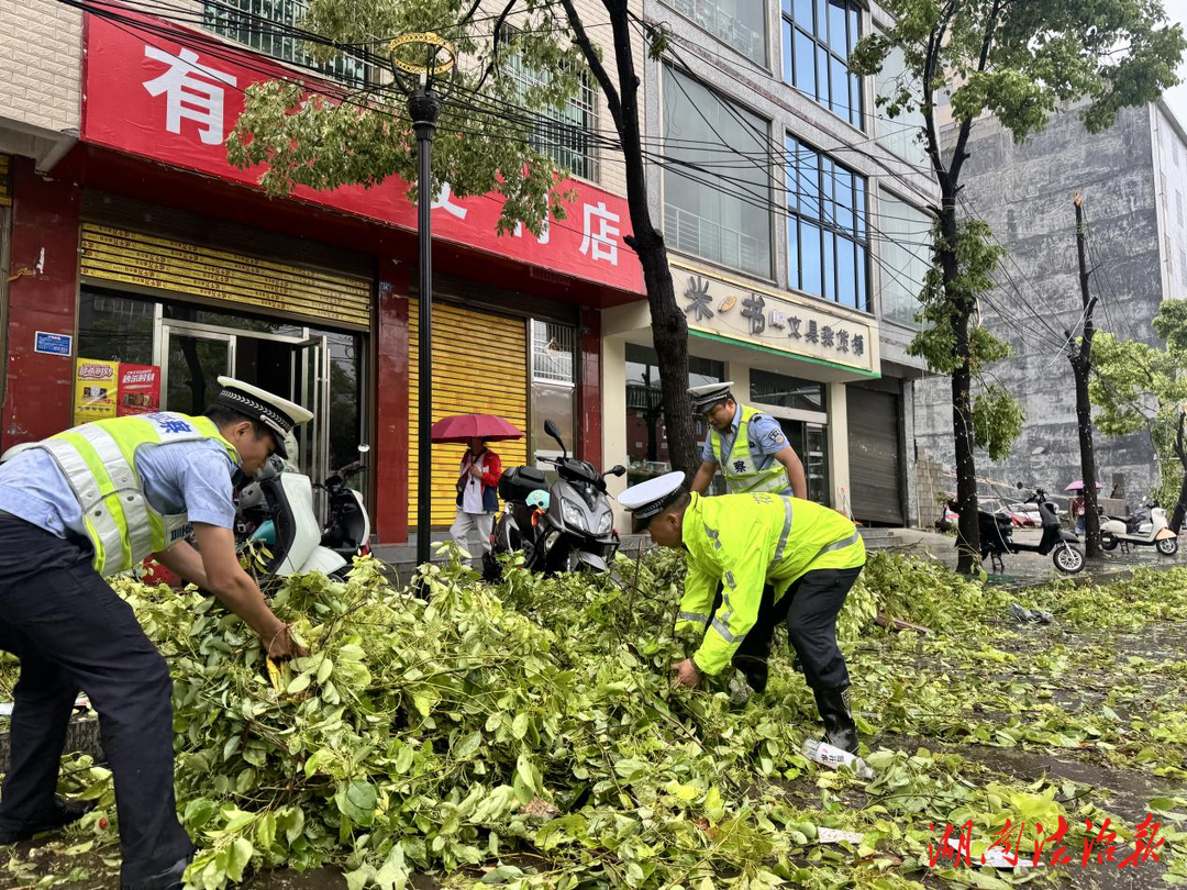 花垣公安交警聞“汛”而動(dòng) 護(hù)航轄區(qū)路暢人安
