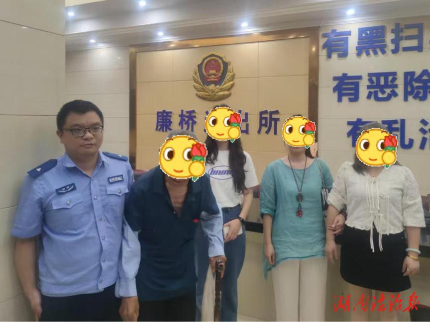 老人醫(yī)院走失民輔警熱心救助