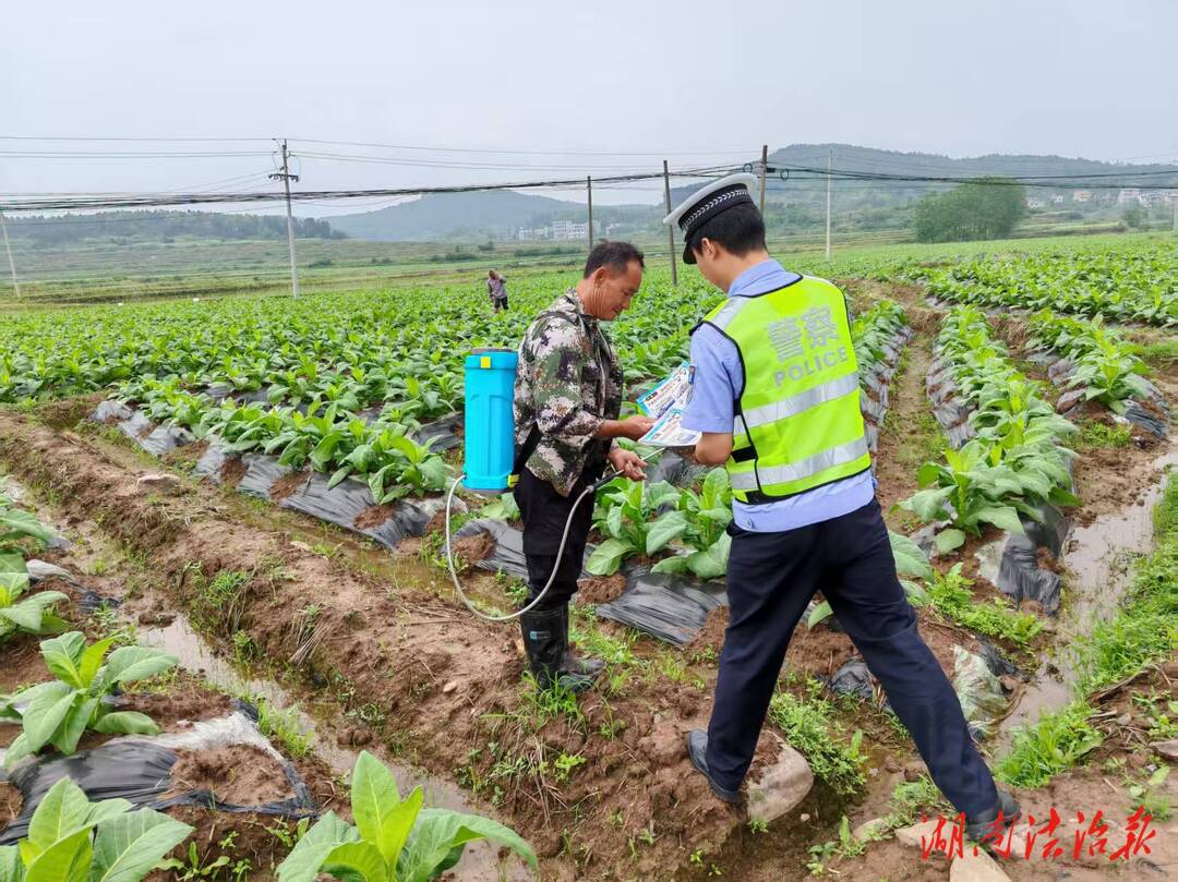 邵陽縣交警田間地頭“走起來” 交通安全“講起來”