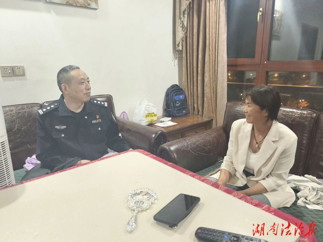 “敲門行動(dòng)”暖民心 警民攜手筑平安——喻家嘴派出所開展入戶走訪系列活動(dòng)