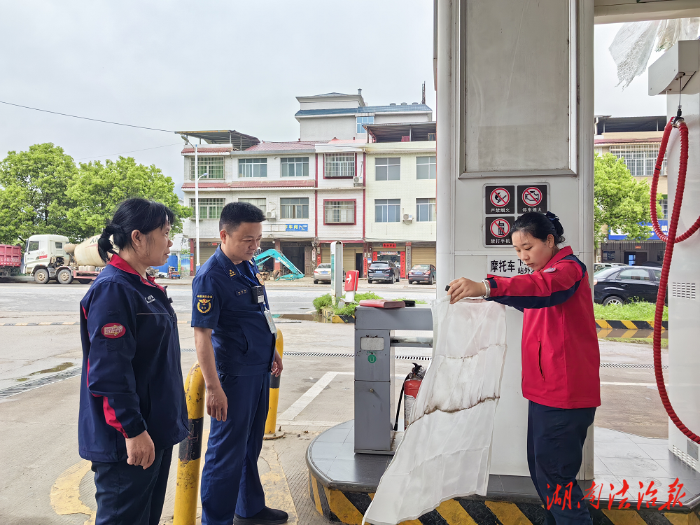 雙牌消防：開展易燃易爆場所消防安全檢查 助力優(yōu)化營商環(huán)境