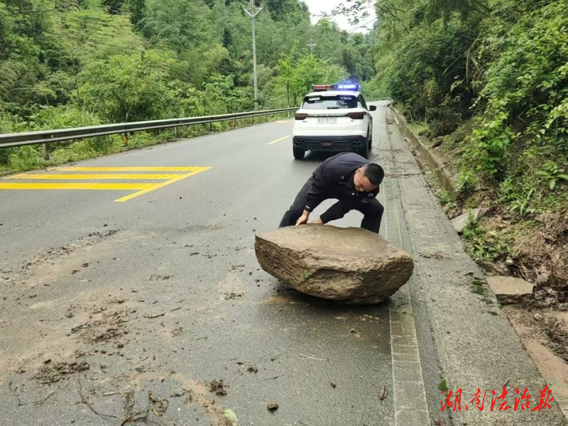 路遇落石阻交通 民輔警化身“清障先鋒”