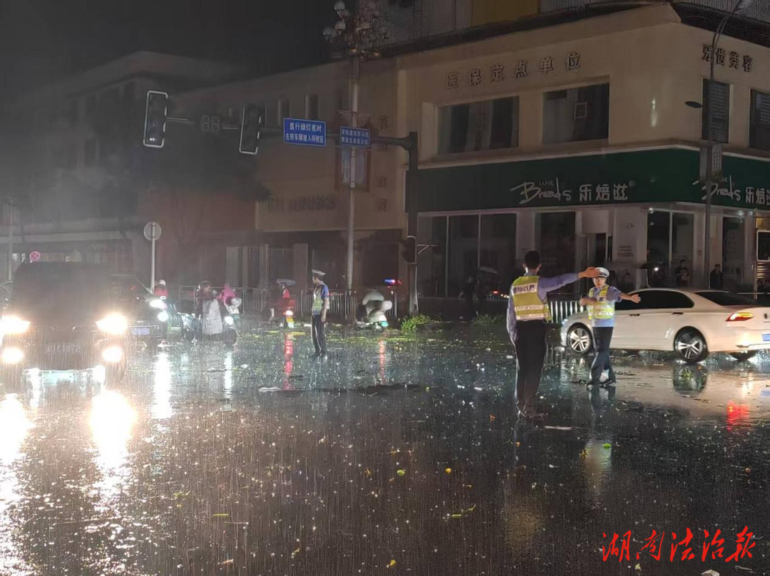 全力以“復(fù)” 花垣公安全警動員助力暴雨后復(fù)工復(fù)產(chǎn)