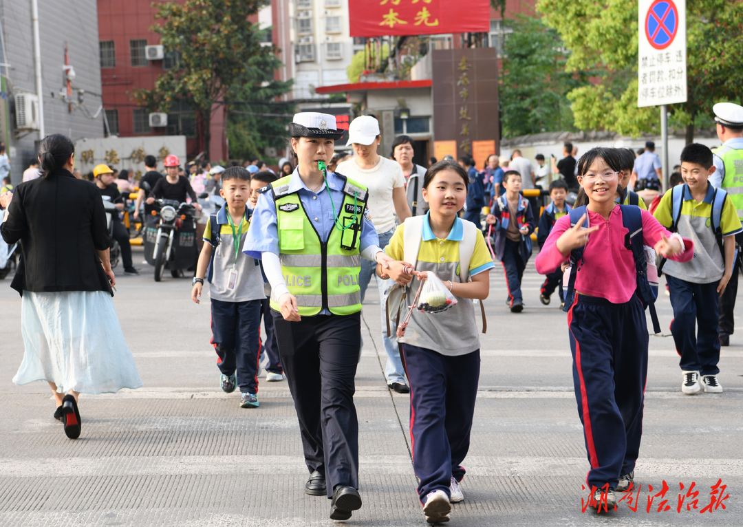 婁底公安交警：“四項舉措”全面做好校園周邊交通安全管理工作