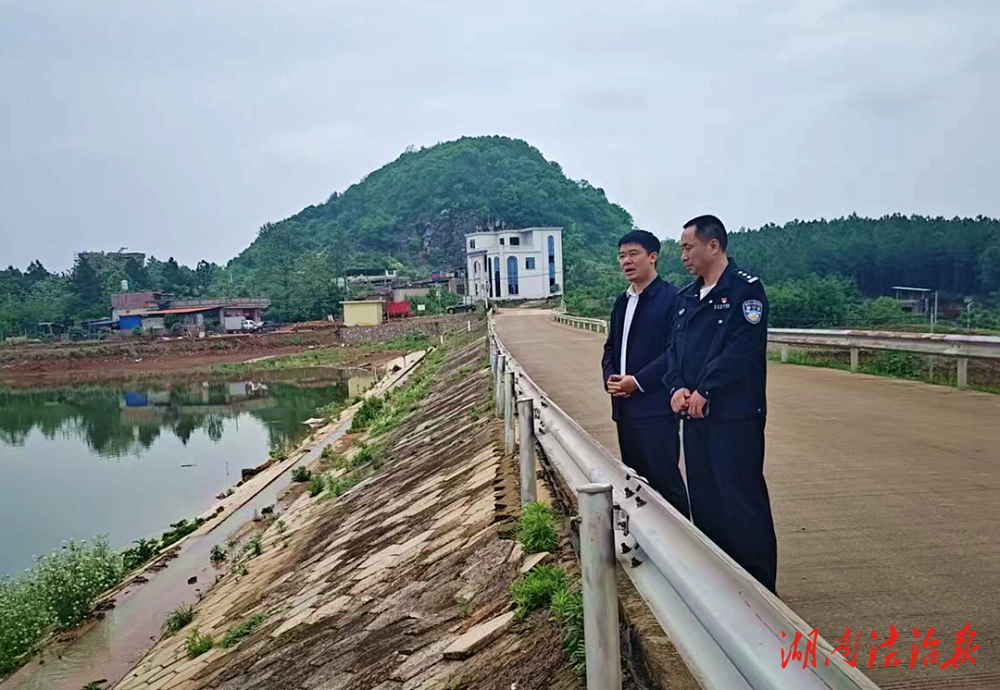新田縣人民政府副縣長(zhǎng)、公安局局長(zhǎng)深入金盆鎮(zhèn)調(diào)研防汛應(yīng)急等重點(diǎn)工作