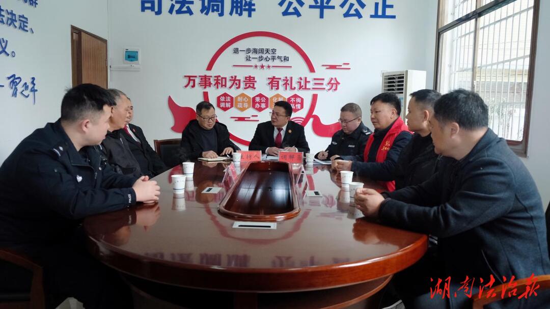 湖南安化法院：聯(lián)合法律志愿服務(wù)隊(duì)共繪法治新“楓”景