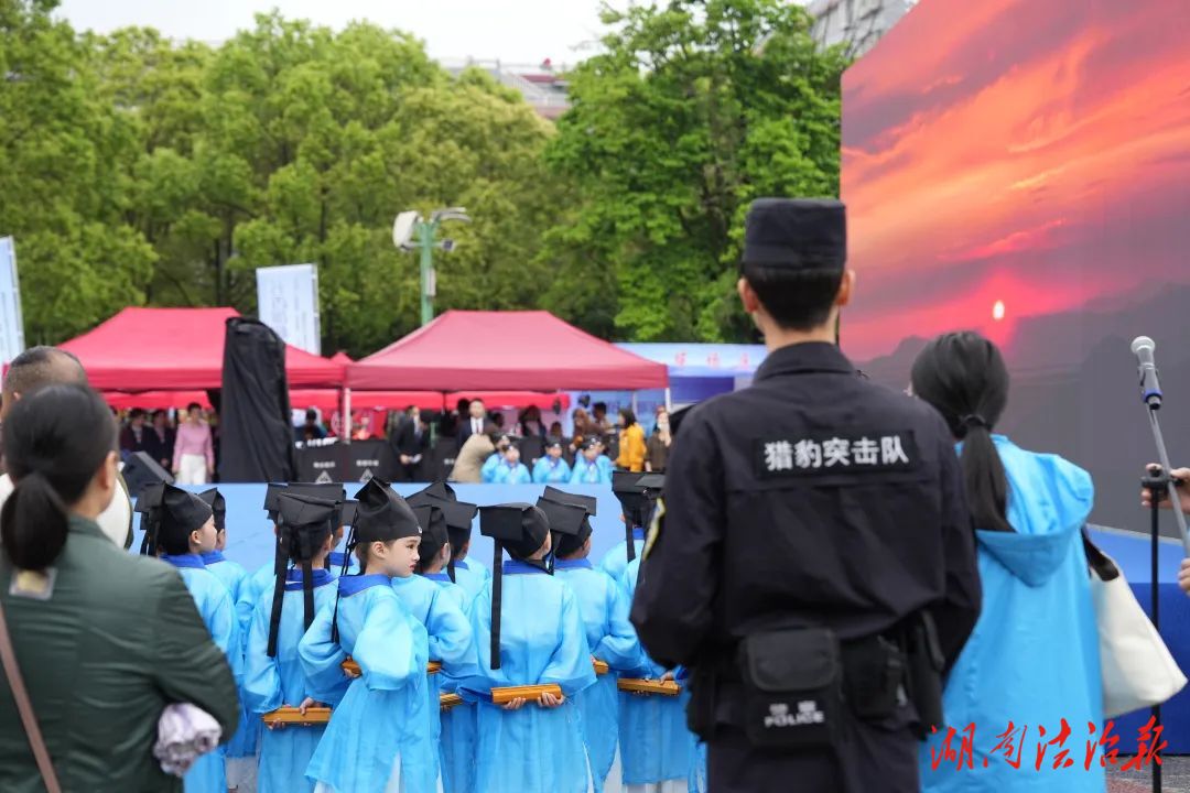 洞口公安圓滿完成“書香邵陽·全民閱讀”系列活動安保任務