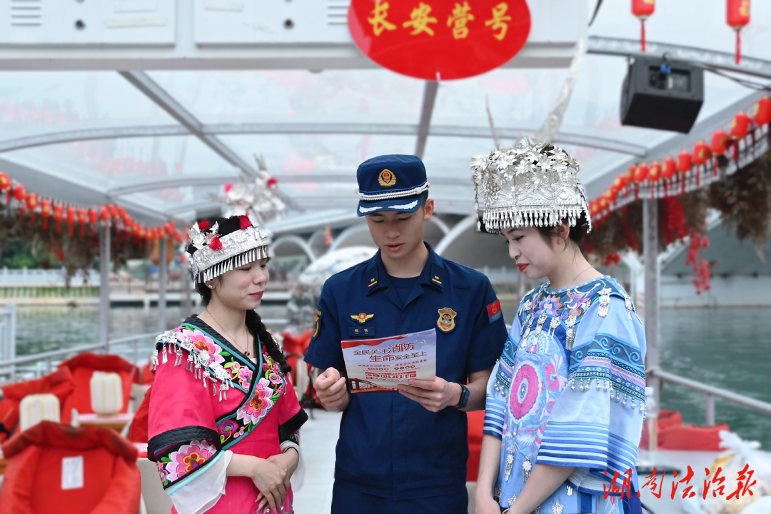 城步消防救援大隊扎實開展“五一”節(jié)期間消防安全宣傳活動