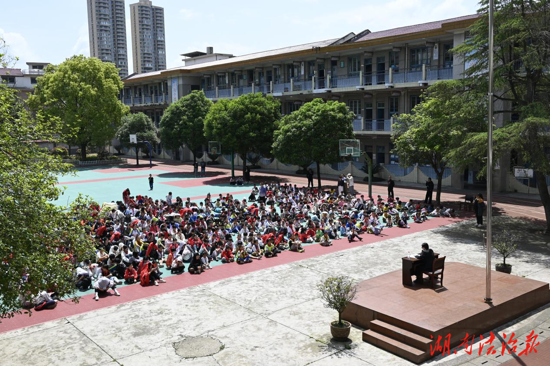 校園法治課 織密“青春防護網(wǎng)” ——新晃法院送法進校護航花季少年健康成長