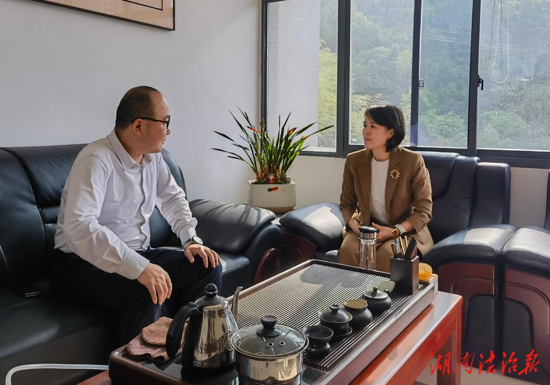 “面對(duì)面”共謀發(fā)展：保靖法院院長(zhǎng)走訪省人大代表尹海霞