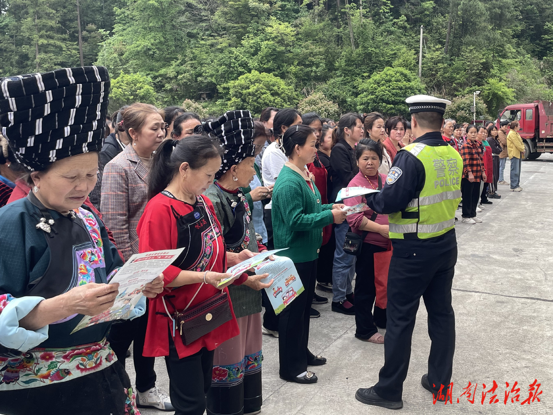鳳凰公安：“五一”節(jié)前進企業(yè) 擰緊交通“安全閥”