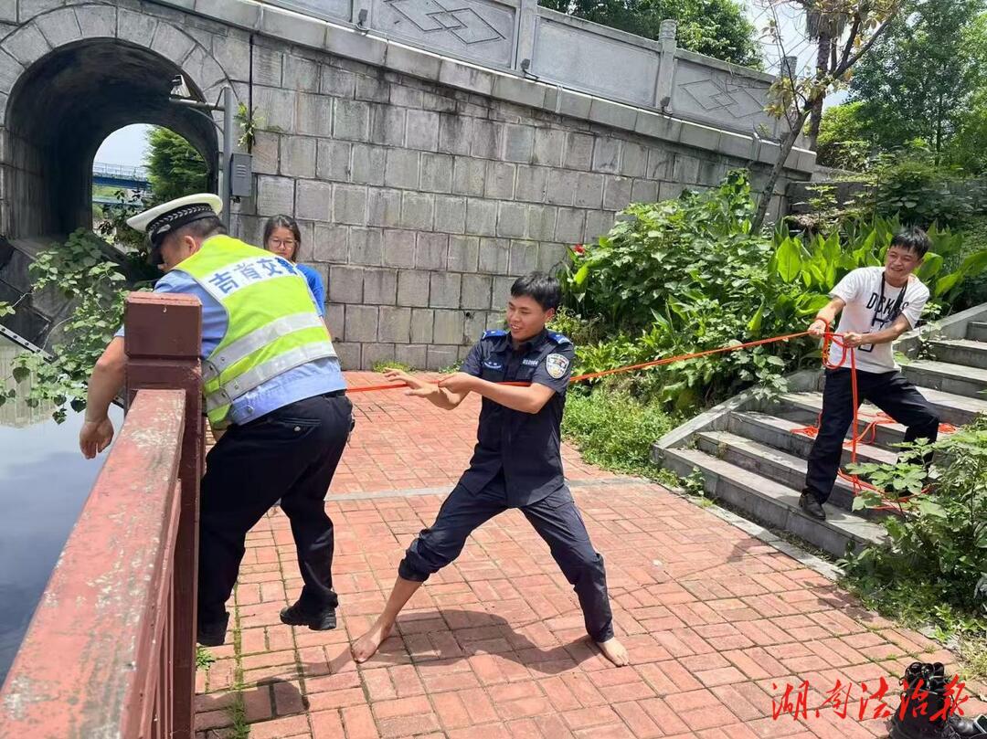 暖心警事丨學(xué)生手機不慎落水 交警及時打撈挽損