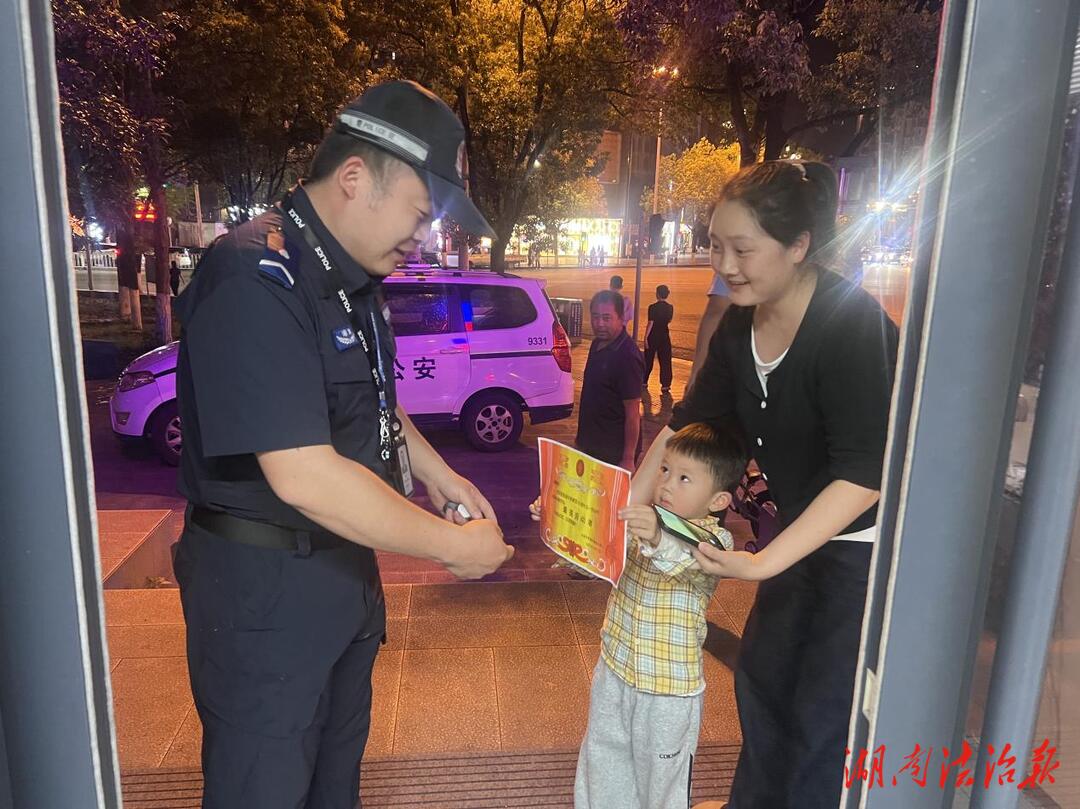 暖心！幼兒園小朋友為交警頒發(fā)“最美勞動者”獎狀
